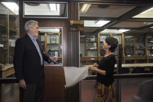 Inauguración del Aula Museo Hermitte por el Sr. Decano y la nieta del Ing. Hermitte..