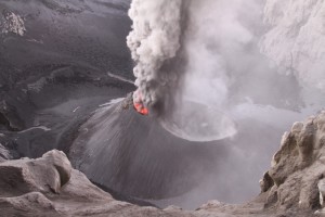 Cráter del volcán Copahue en octubre de 2016, sin laguna cratérica y el desarrollo de un cono de escoria en su interior.