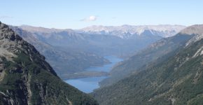 Vista hacia el este de los lagos Martin y Steffen en la Cordillera Patagónica Septentrional, con la Precordillera Patagónica de fondo.