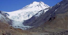 Pared sur del Volcán Tupungato donde se puede apreciar la forma de su crater, alto río Tunuyá, Mendoza.