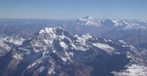 Alta Cordillera de los Andes con vista en primer plano de la pared sur del Monte Aconcagua (6.969 m), y en segundo plano los cerros La Ramada (6350 m) y Tupungato (6.500 m).