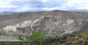 Anticlinal desarrollado en ignimbritas y basaltos cuaternarios, en el arroyo Chapúa; evidencias de neotectónica compresiva en el norte de Neuquén.