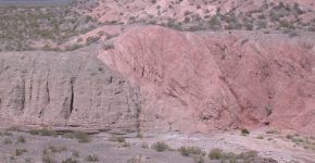 Depósitos miocenos de la Formación Mariño cabalgando depósitos pleistocenos en el río de Las Peñas, Sierra de La Peñas, Precordillera de Mendoza.