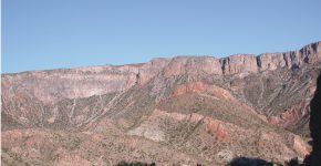 Discordancia angular entre las secuencias carboníferas y las volcanitas del Grupo Choiyoi de edad pérmica a triásica inferior en el valle del río Atuel, Bloque de San Rafael, Mendoza.