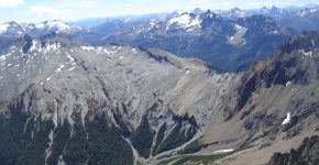 Secuencia volcánica pliocena del cerro Silvia en contacto con volcanitas jurásicas de la Formación Huemul, indicando un evento extensional reciente en la Cordillera Nordpatagónica.