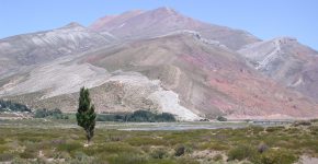 Anticlinal de Bardas Blancas controlado por inversión tectónica del basamento plegando rocas del Jurásico inferior a medio y del Grupo Mendoza, sur de Mendoza.