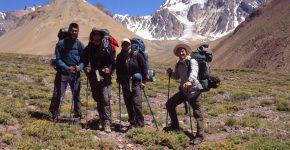 Camino a las nacientes del río Blanco en el límite con Chile al sur del Aconcagua.