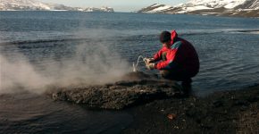 Muestreo de gases fumarólicos en isla Decepción (Antártida)