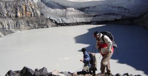 Instalación de termómetros en laguna cráterica del volcán Copahue (Neuquén)