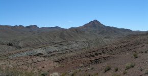 Vista general de los afloramientos triásicos más septentrinales de la Cuenca Cuyana, en la localidad de Cerro Puntudo (San Juan)