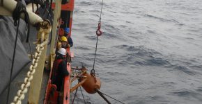 Maniobra de extracción de testigos marinos a bordo del Buque Oceanográfico ARA Puerto Deseado en el Océano Atlántico Sudoccidental.