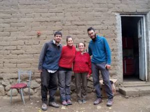 En la Casa de Alicia, ella siempre nos recibe con una sonrisa y es feliz de que nos quedemos en su casa. (De derecha a izquierda, Eduardo Rosselot, Alicia, Lucía Sagripanti, Bruno Colavitto)