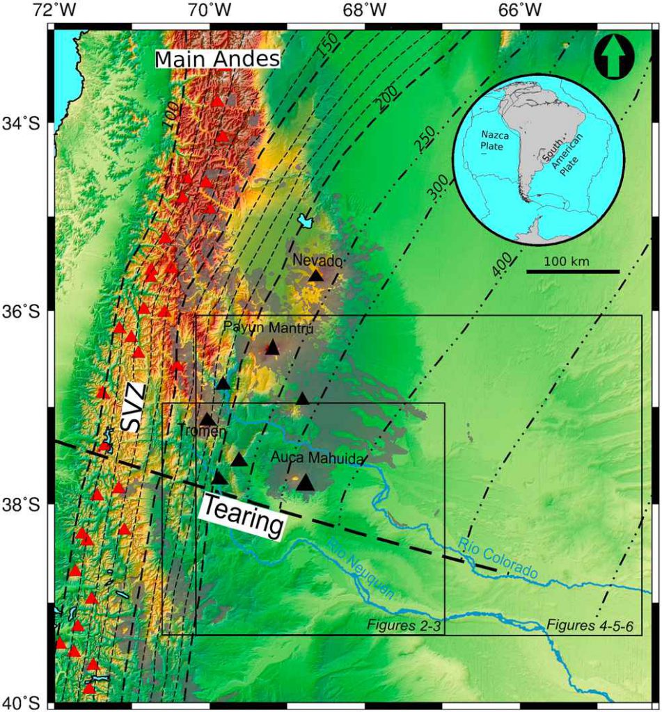 Provincia volcánica de Payenia con sus derrames basálticos cuaternarios. Se indica además la profundidad a la zona de Benioff.