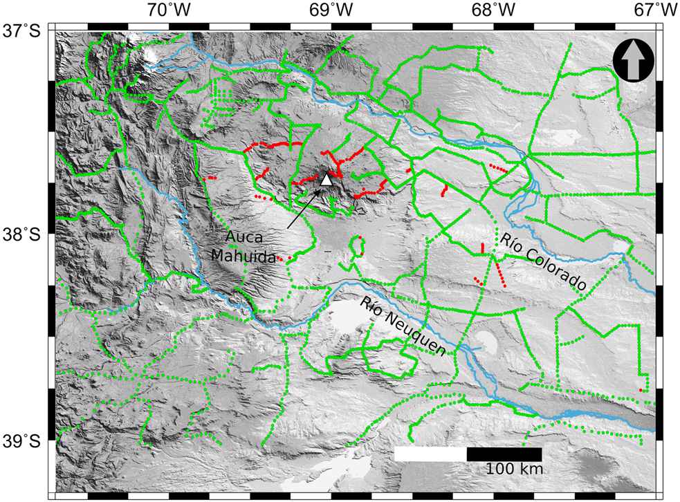 Modelo de elevación digital y las estaciones gravimétricas realizadas. El triángulo blanco indica la cima del Volcán Auca Mahuida,